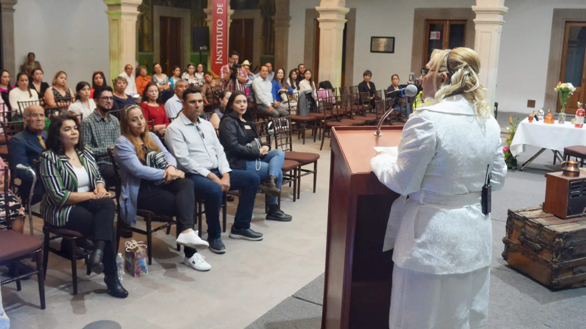 Emociones en Equilibrio: La presentación del libro "Dor Maemuki, Añoranza Positiva"jpeg